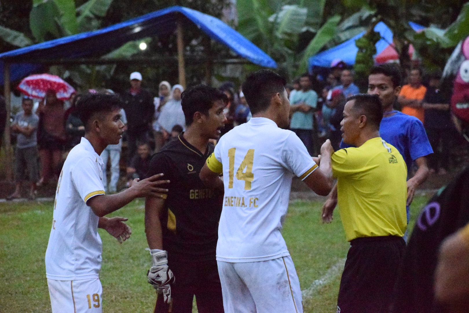 Captain Genetika FC Gevin Alamsyah melakukan protes kepada AW 1