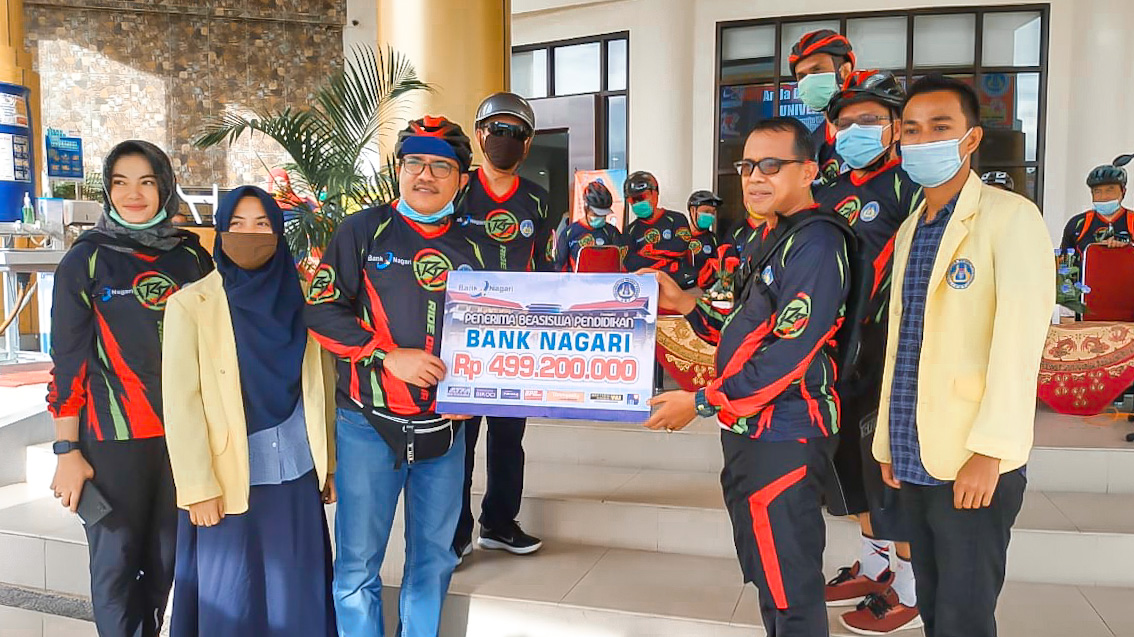 Direktur Keuangan Bank Nagari menyerahkan beasiswa secara simbolis kepada Rektor UNP, Minggu (8/11)