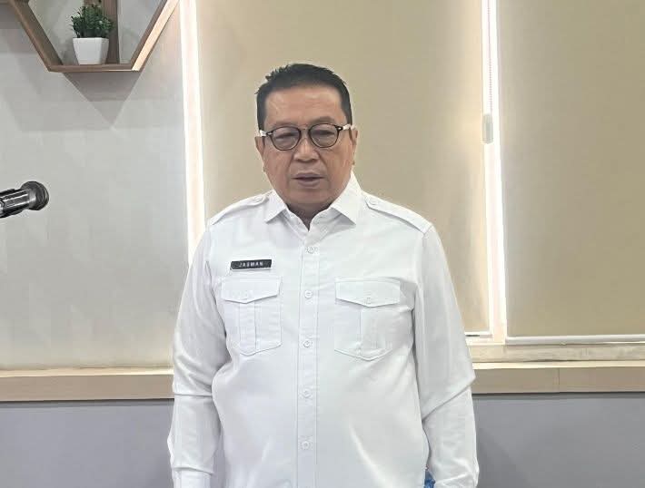 Penjabat Sekda Drs. Jasman,MM saat memberi keterangan di Pulau Punjung (Foto : Prokopim)