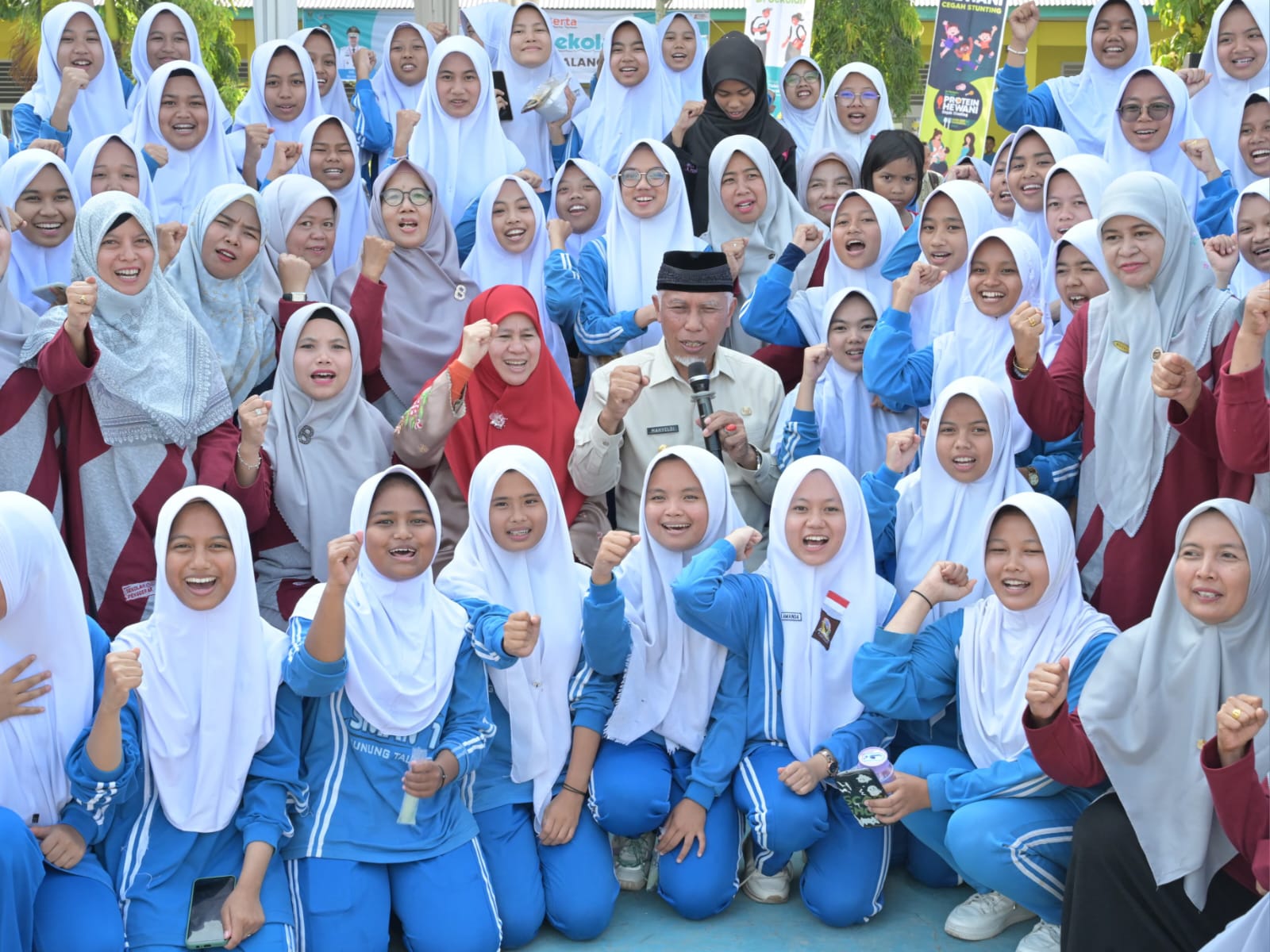 Gubernur Sumbar, Mahyeldi, saat mencanangkan gerakan Aksi Bergizi, bersama siswa SMA I Gunung Talang, Kabupaten Solok. Foto Adpsb.