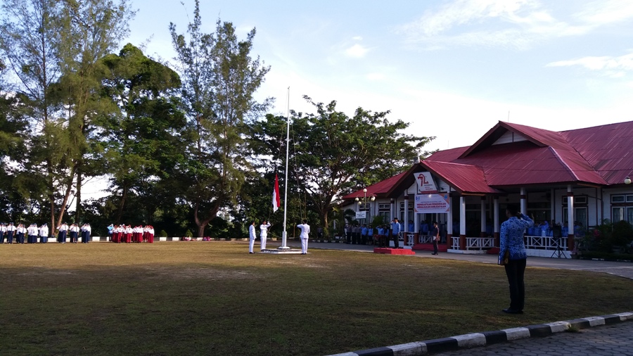 Bupati Mentawai Yudas Sabaggalet memimpin Upacara Bendera  Peringatan Hari Pendidikan Nasional Ke 110 Tahun 2018