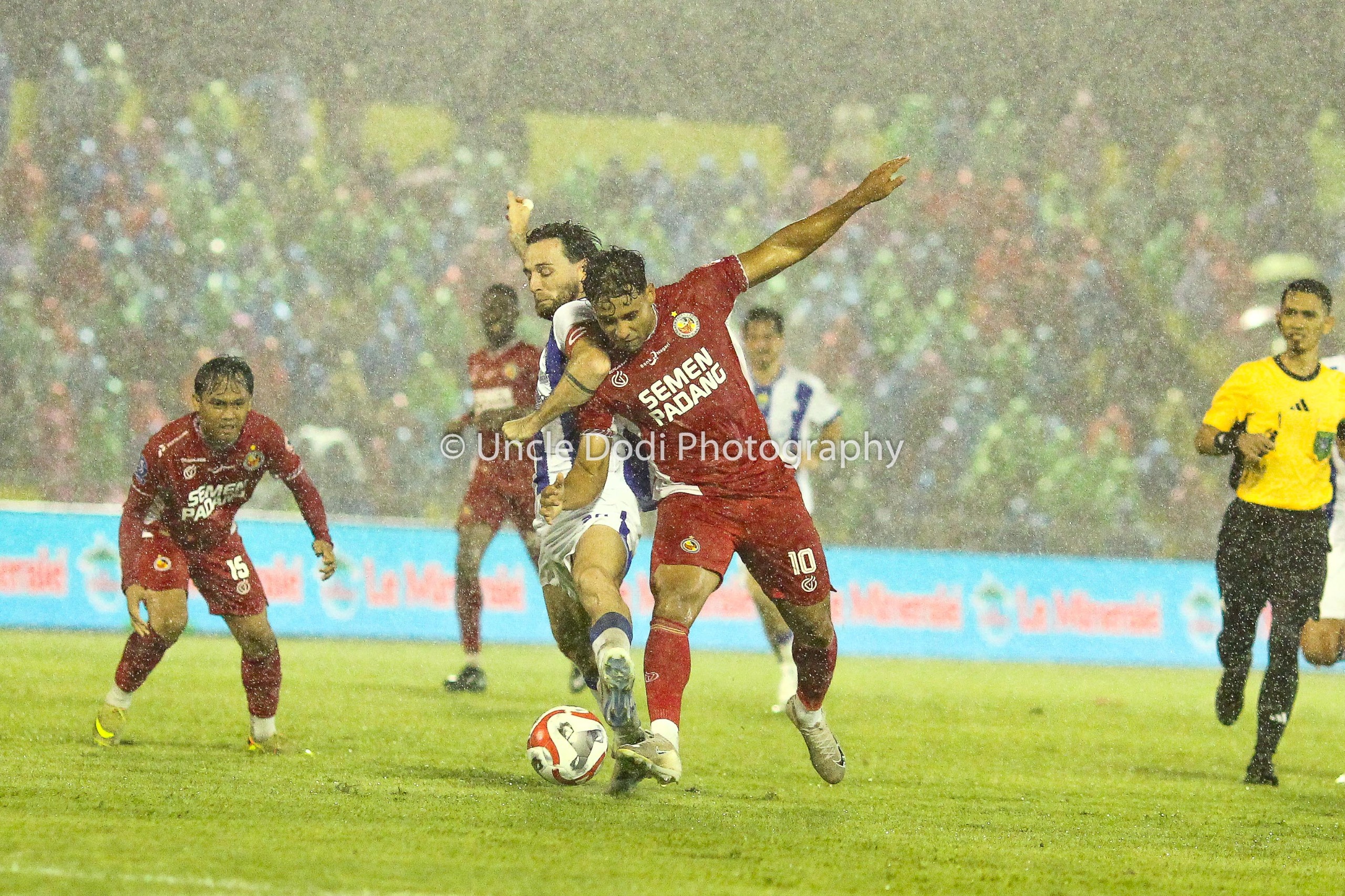Dibawah guyuran hujan, skuad Semen Padang berjibaku melawan Persib Bandung (Foto:Dodi Kurniawan)