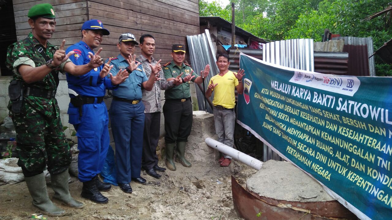 penyerahan empat unit jamban oleh Kodim 0319 Kabupaten Kepulauan Mentawai