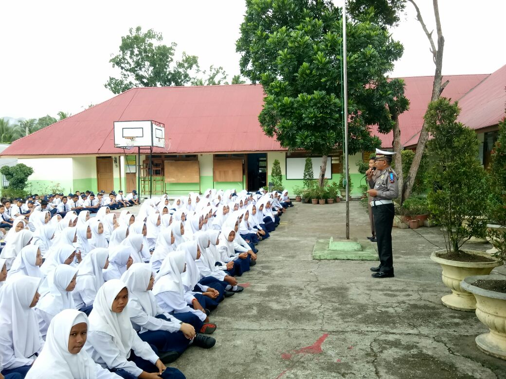 Kasat Lantas Polres Sijunjung AKP. Afrino Chan, SH. sedang melaksanakan sosialisasi dan penyuluhan di salah satu sekolah di pusat ibu Kabupaten Sijunjung