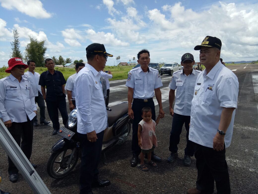 Wagub Sumbar Nasrul Abit dan Bupati Kab Kepulauan Mentawai Yudas meninjau bandara Rokot yang akan dikembangkan