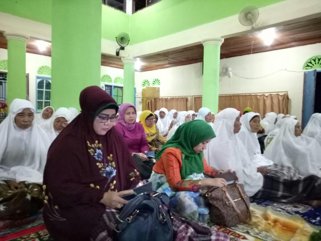 Ketua DPRD Kota Padang, Elly Thrisyanti di masjid Nurul Bahar, Sei Pisang, mendampingi Tim Ramadhan Provinsi Sumbar