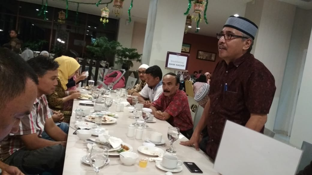 Komisaris Semen Padang, Khairul Jasmi saat bicara di hadapan Pemred media se Sumbar di Padang.