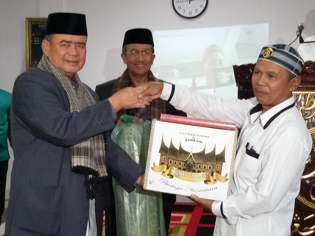 Wagub Sumbar Nasrul Abit, Bupati Solok Gusmal, pengurus masjid Al wustha, Alahan Panjang.