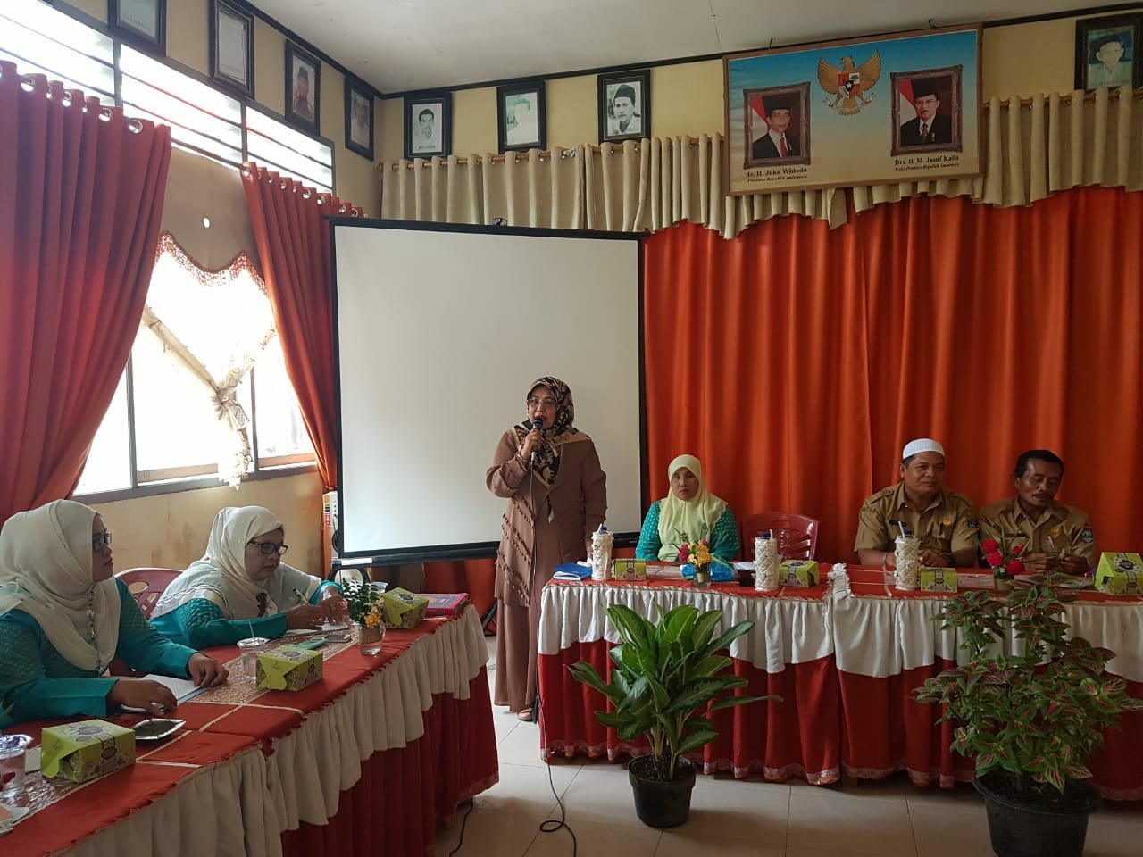 Ketua Tim Penggerak PKK Pasaman Barat, Ny.Yunisra Syahiran menyampaikan pentingnya 10 program PKK di kantor Wali Nagari Batahan.