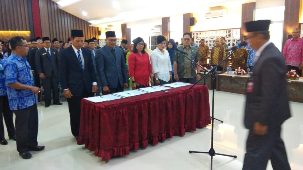 Wakil Bupati Mentawai Kortanius Sabeleake saat melantik para pejabat administrator di jajaran Pemkab Mentawai 