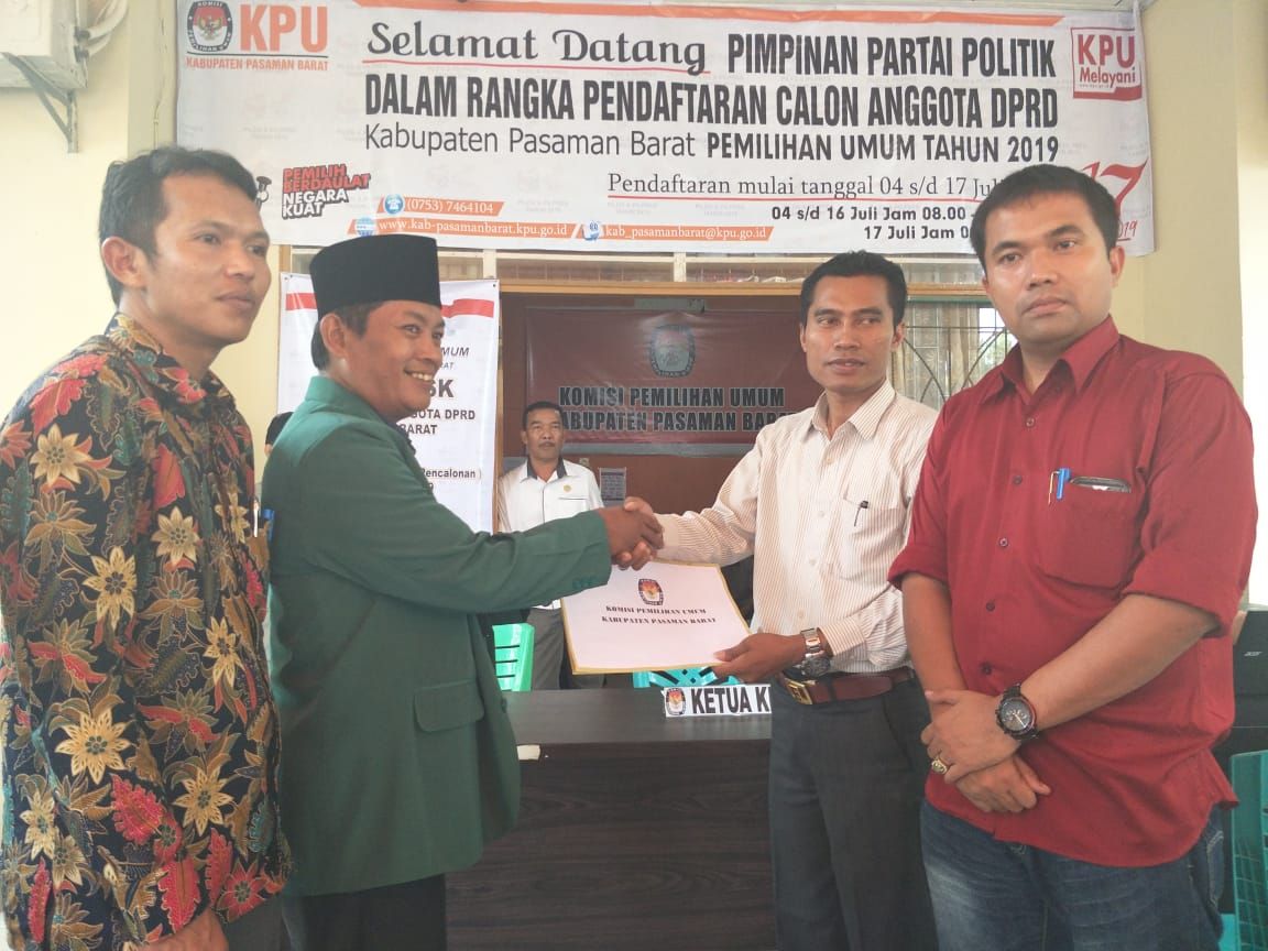Ketua DPC PKB Kab Pasaman Barat menyerahkan berkas 40 orang Bacaleg untuk kabupaten tersebut.