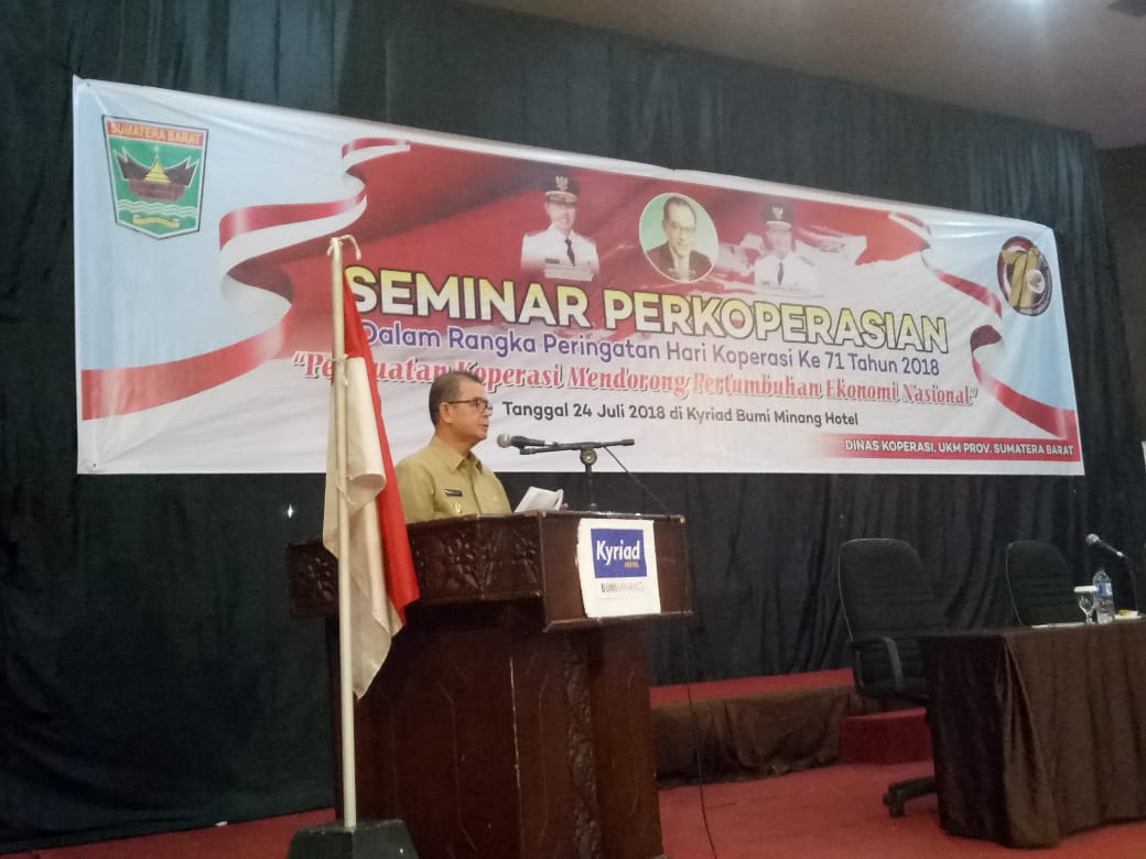 Wakil Gubernur Sumbar, Nasrul Abit, memberikan sambutan pada Seminar Perkoperasian di Padang, Selasa (24/7/2018). 