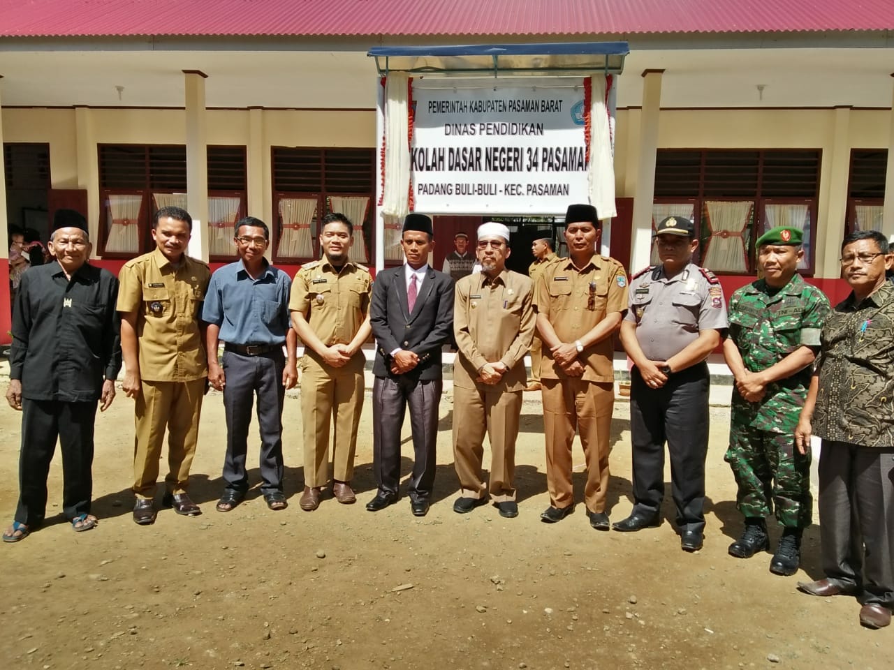 Bupati Pasaman Barat H.Syahiran (peci putih) meresmikan SD Negeri 34 Pasaman, Jorong Padang Buli-Buli Aur Kuning, Kecamatan Pasaman, Selasa (24/7/2018).