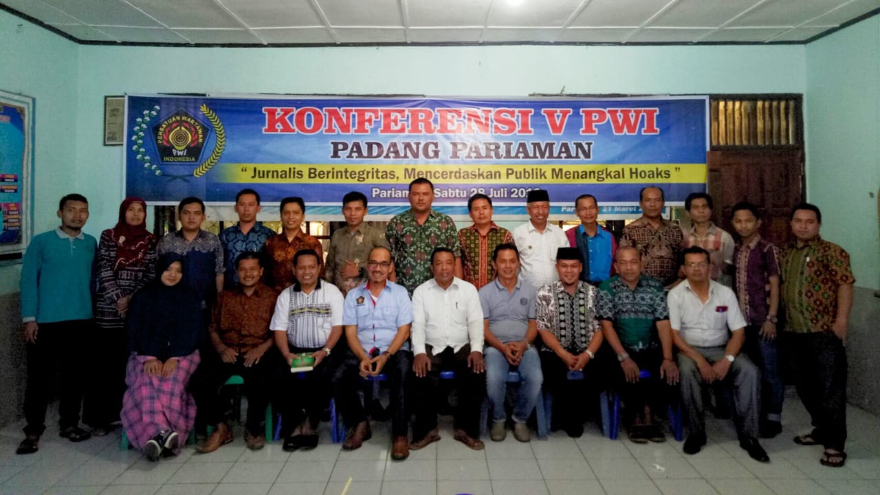 Ketua PWI Sumbar, Heranof Firdaus, dan Ketua PWI Kabupaten Padangpariaman terpilih Tuanku Achmad Damanhuri bersama peserta Konferensi Cabang, Sabtu (28/7/2018).