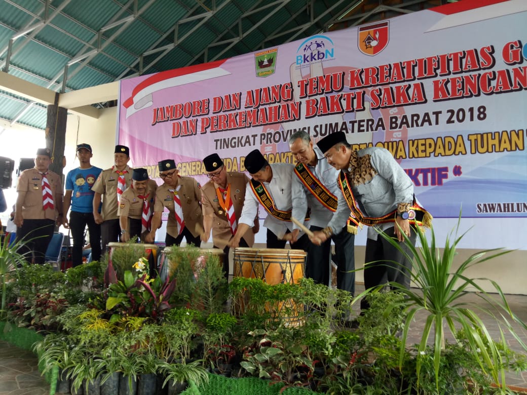 Wakil Gubernur Sumbar, Nasrul Abit bersama beberapa Bupati dan Walikota, pimpinan BKKBN, dalam kegiatan Pramuka di Sawalunto.