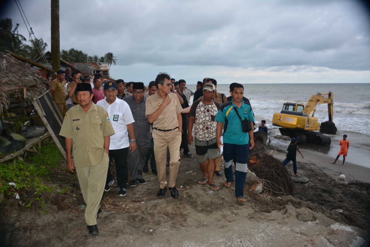 Gubernur Sumbar, Irwan Prayitno, meninjau lokasi terdampak abrasi pantai yang merusak 24 unit rumah di pesisir pantai kabupaten Padang Pariaman, Selasa, (16/10/2018). Foto : Zardi.