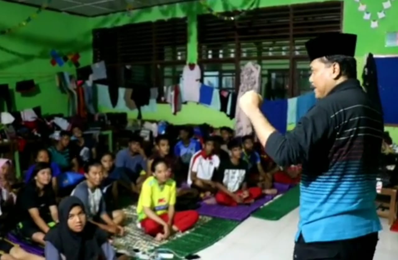 Bupati Irfendi Arbi menyemangati para atlet di pemondokannya