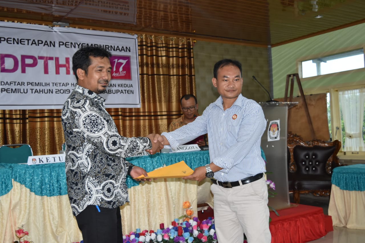 Ketua KPU Mentawai menyerahkan dokumen DPT Pemilu 2019