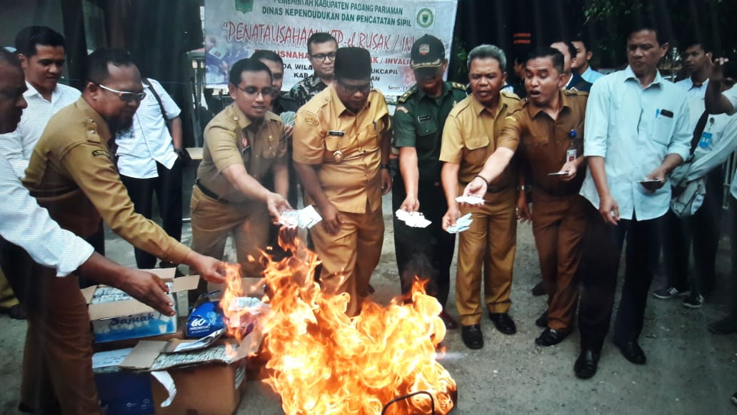 Pemusnahan KTP-el yang rusak di Kabupaten Padang Pariaman