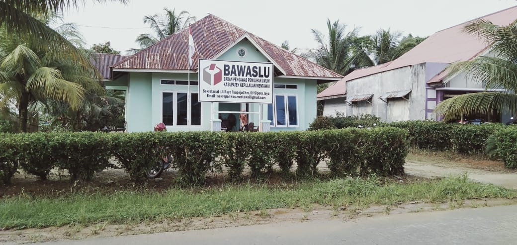 Kantor Bawaslu Kabupaten Kepulauan Mentawai, jalan raya Tuapeijat Km 4. Kec. Sipora Utara