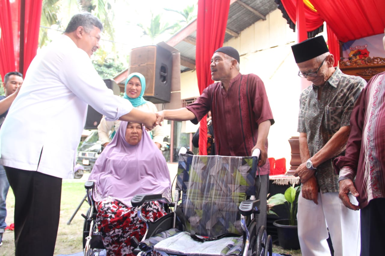 Wako Zul Elfian menyerahkan bantuan buat lansia
