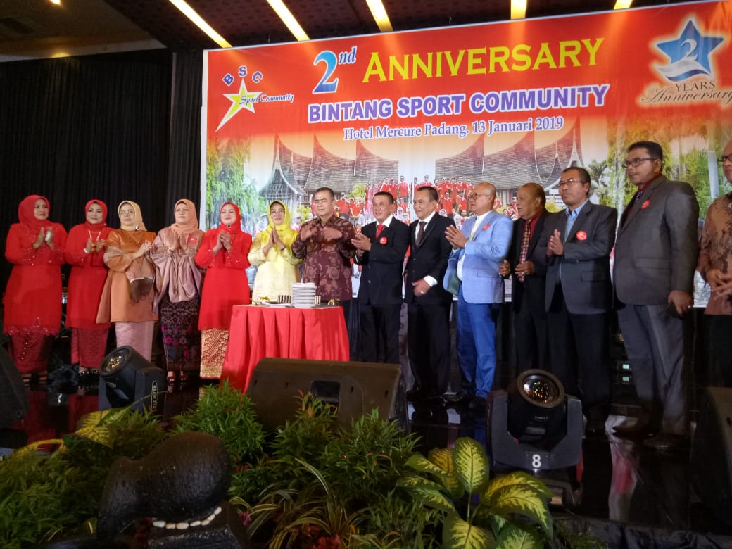 Wagub Nasrul Abit, selaku Pembina BSC (Bintang Sport Community) bersama pimpinan dan pengurus BSC Padang memperingati hari jadi 2 tahun berdirinya komunitas olahraga Bintang, Minggu (13/1/2019), di hotel Mercure, Padang. (Foro kiriman Zardi).
