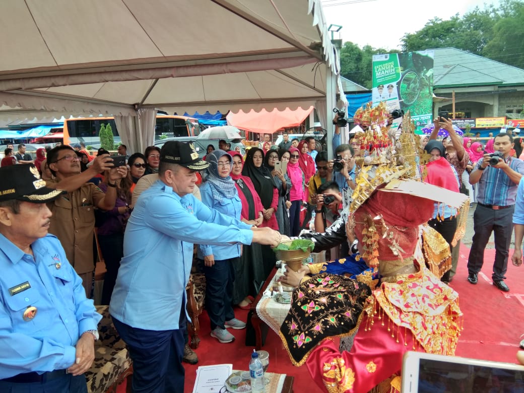 Wagub Nasrul Abit menerima suguhan sirieh saat akan membuka FLM 2019
