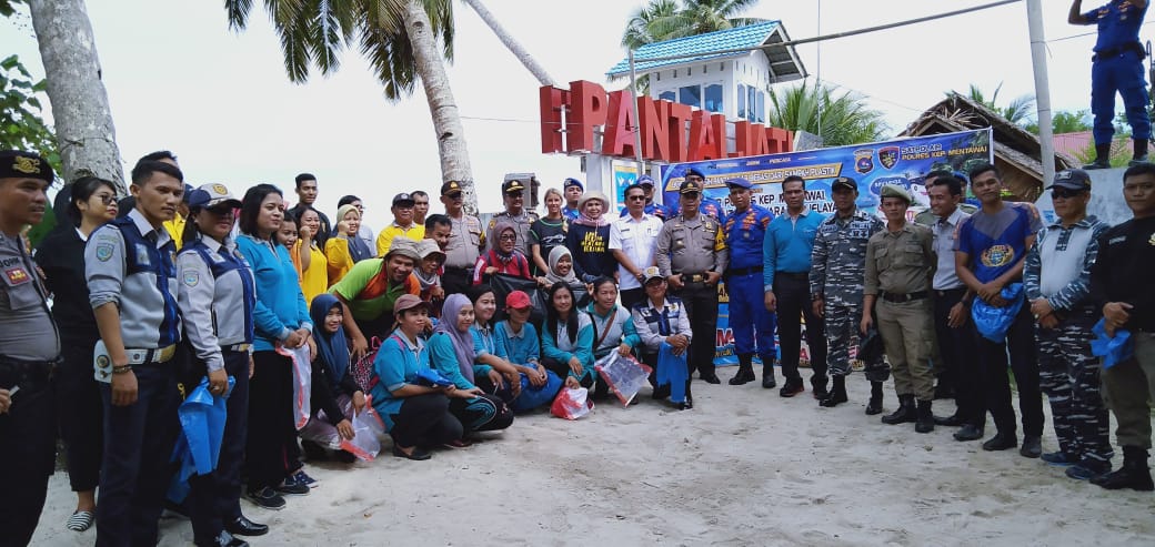 Polairud Mentawai melakukan aksi bersih-bersih di Pantai Jati, Tuapeijat.