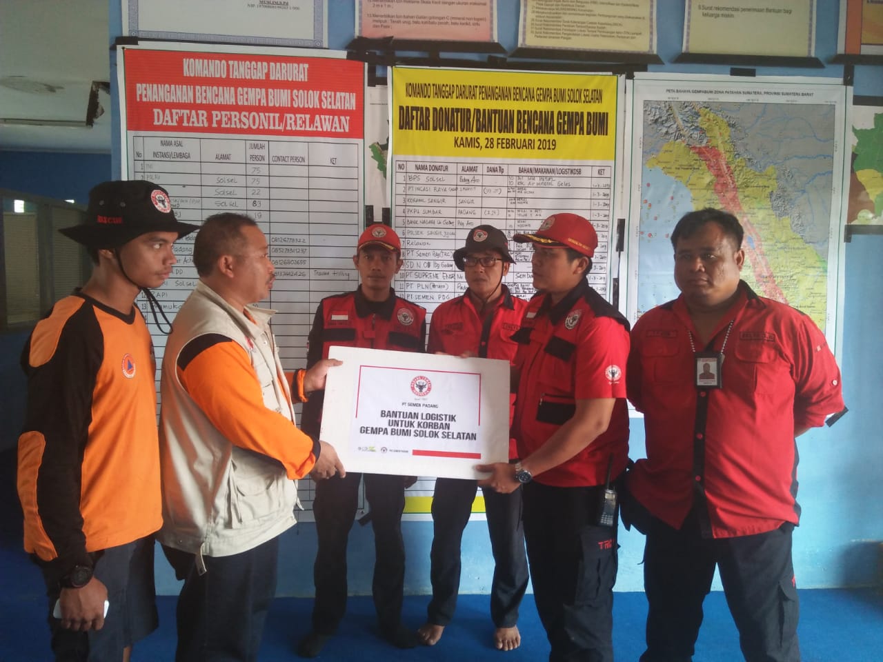 Tim TRC Semen Padang menyerahkan bantuan logistik untuk korban gempa Solsel di Kantor Camat Sangir Balai Janggo