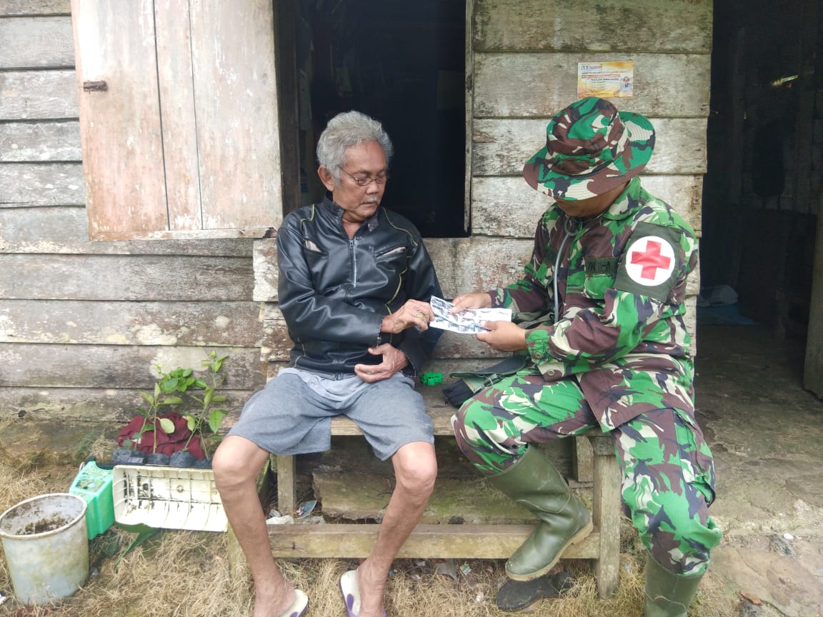 Salah seorang anggota Satgas TMMD ke 104 Mentawai mengunjungi rumah penduduk untuk memberikan pelayanan kesehatan