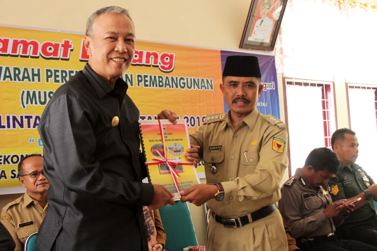 Camat Lintau Buo Utara Suripto menyerahkan hasil Musrenbangcam kepada Bupati Irdinansyah Tarmizi