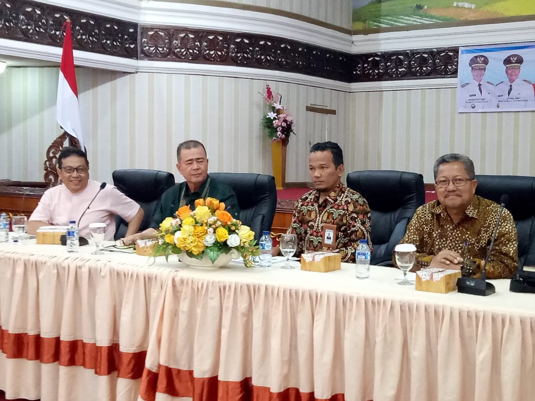 Wagub Sumbar, Nasrul Abit (nomor dua dari kiri) membuka Rakor Bakohumas Sumatera Barat di aula kantor Gubernur, di Padang, Kamis (21/3/2019). Foto kiriman Zardi. 