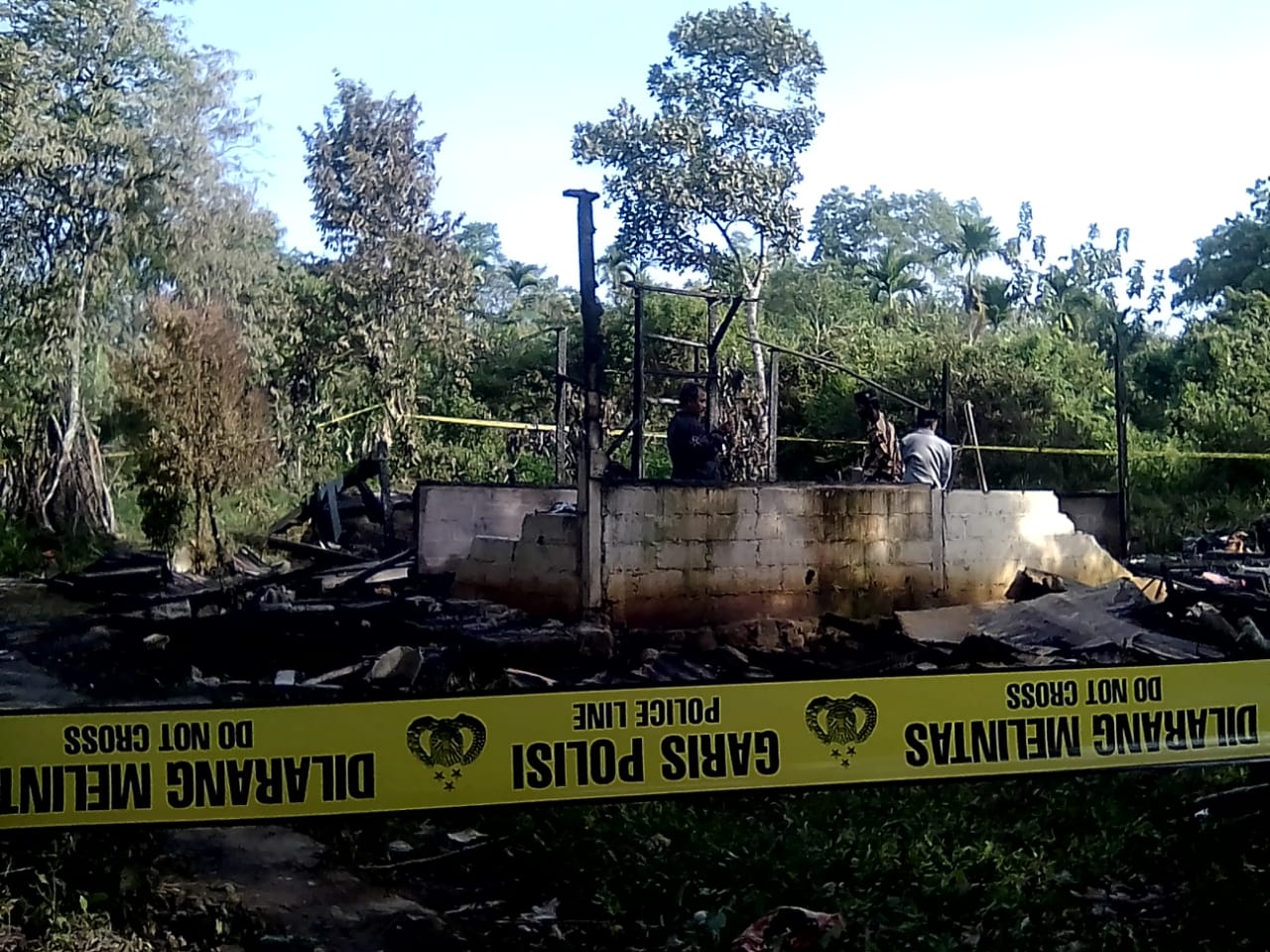 Kondisi rumah sisa kebakaran di kota Solok meninggalkan puing-puing 