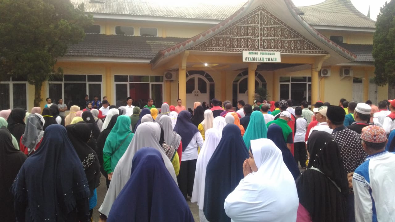 Calon Jemaah Haji (CJH) Kabupaten Pasaman ikuti Tes Kebugaran di GOR Tuanku Rao, Lubuk Sikaping