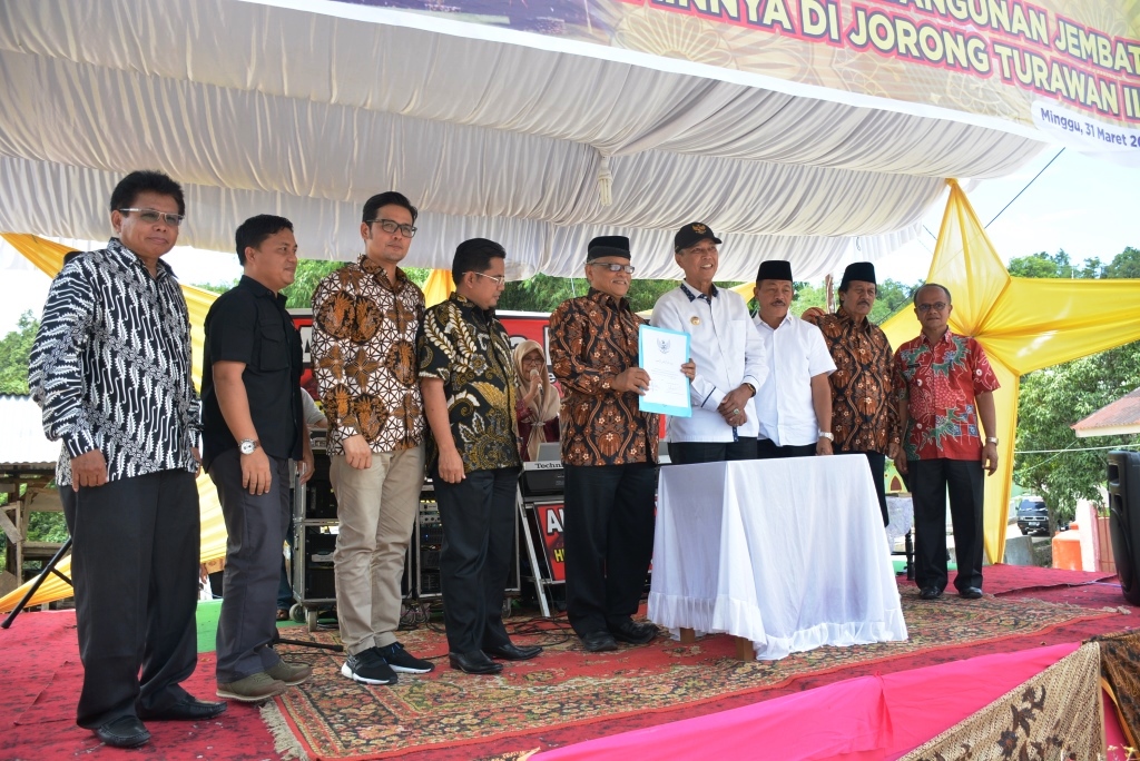 Bupati Irdinansyah Tarmizi foti bersama tokoh masyarakat usai meresmikan sejumlah proyek infrastruktur di Turawan