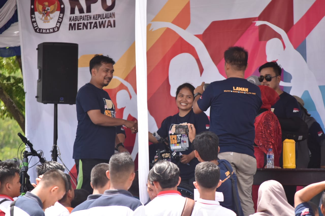 Ketua KPU Mentawai Eki Butman Serahkan Hadia Utama Berupa Sepeda Kepada Pemenang