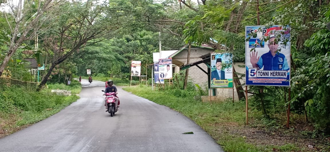 Sejumlah baliho masih berdiri di sejumlah jalan di Sijunjung 
