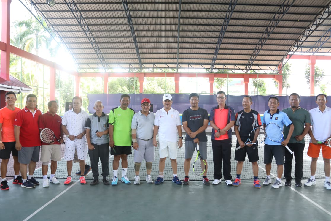 Bupati Agam Indra Catri ikut bermain tenis dengan jajaran Kanwil Kemenkumham Sumbar 