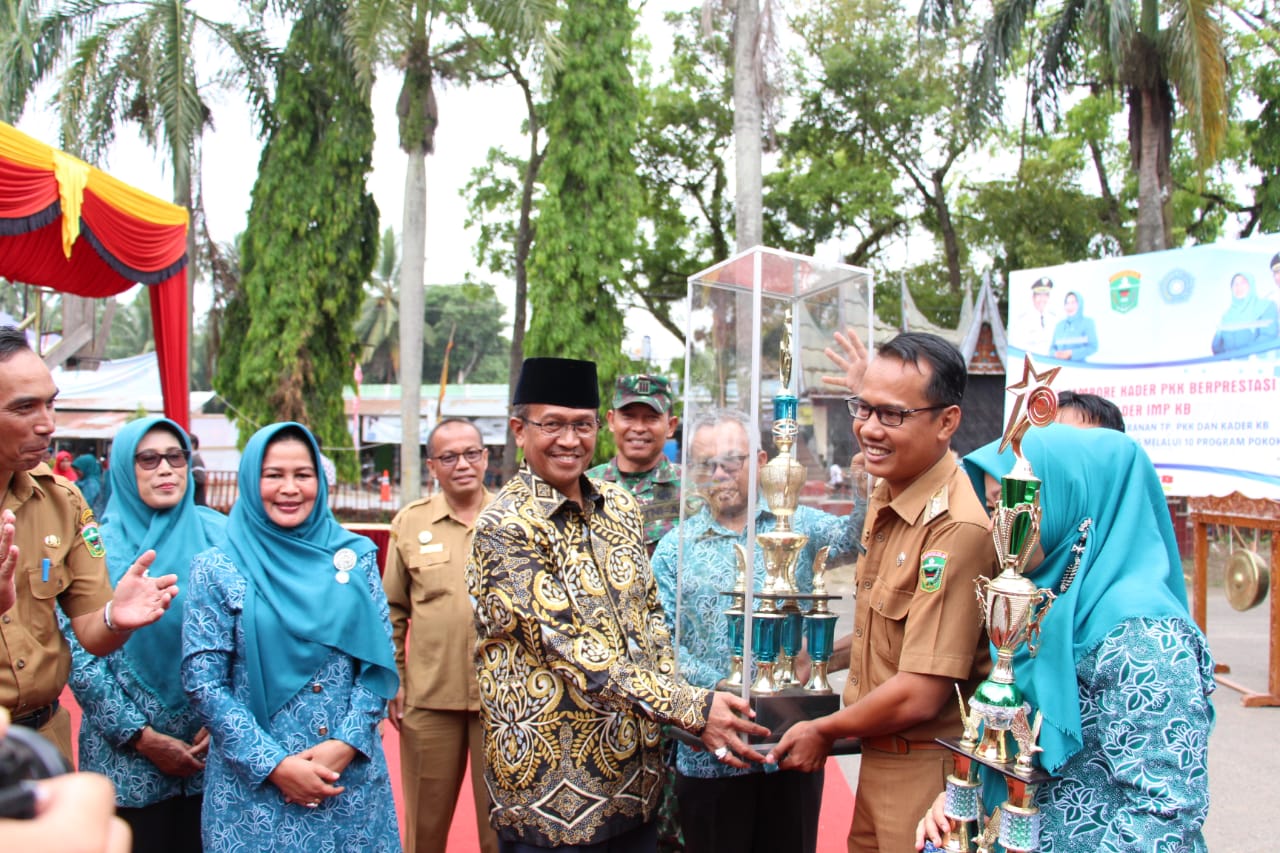 Camat Lembang Jaya Ricky Karnova menerima piala bupati Solok sebagai juara umum jambore PKK dan IMP KB Berprestasi tahun 2019, Selasa (23/4).