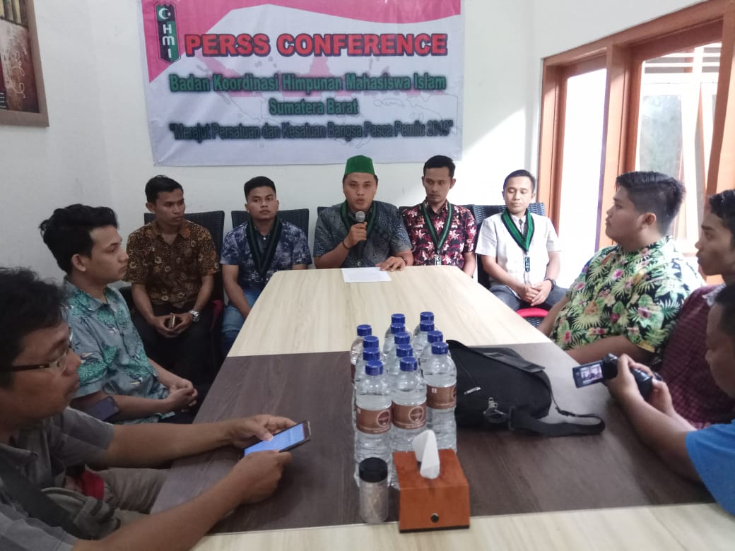 Badko HMI Sumbar, menyatakan sikap dalam Jumpa Pers di Padang, Jumat (3/5/2019).