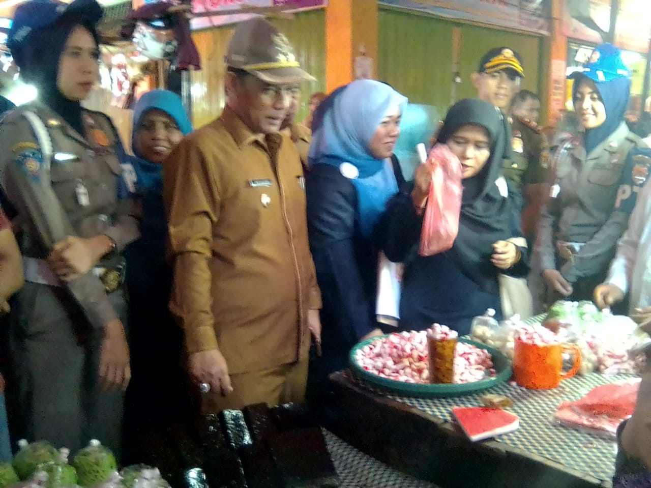 Wawako Reinier bersama forkompimda dan BPOM melakukan pengawasan obat dan makanan di Pasar Raya Solok