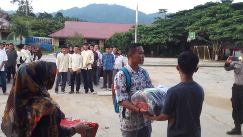Merayakan kelulusan, siswa SMAN 2 Pulau Punjung sumbangkan seragam untuk yunior mereka