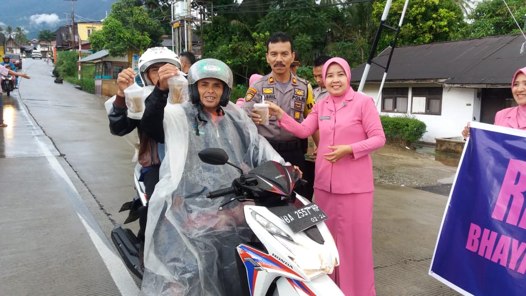 Jajaran Polres Solok membagikan takjil untuk berbuka bagi masyarakat