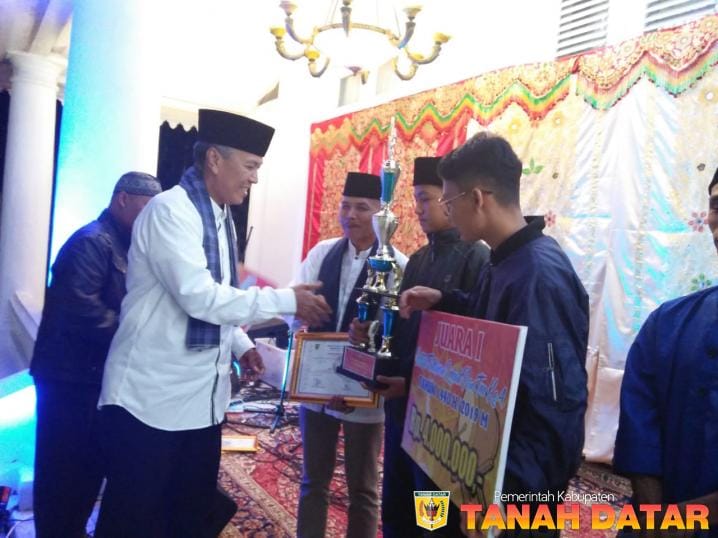 Penyerahan hadiah festival takbiran di Batusangkar