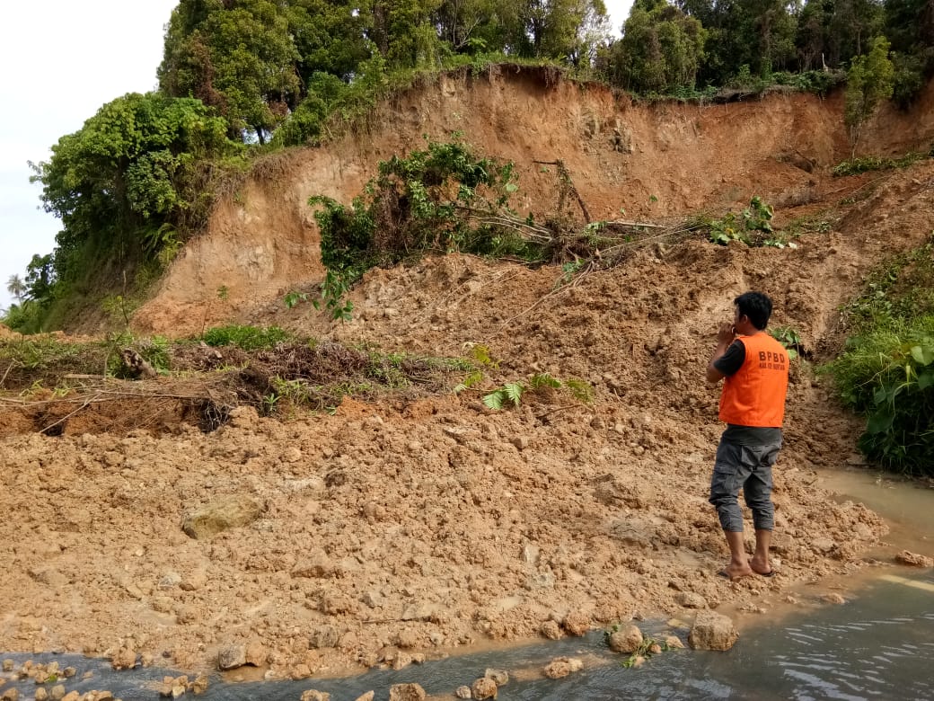 Tebing longsor, akses ke Desa Matobek Kecamatan Sipora Selatan terputus