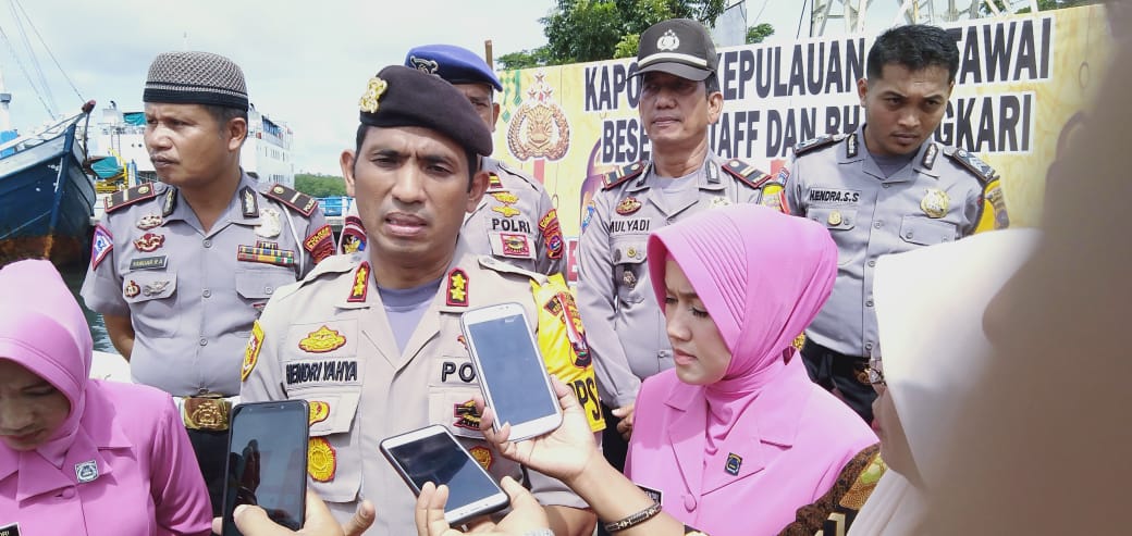 Kapolres Mentawai AKBP Hendri Yahya bersams ibu-ibu Bhaysngkari dan jajaran