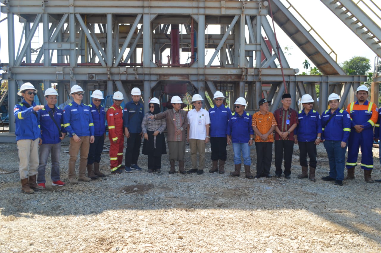 Bupati Sijunjung bersama jajaran RBBE foto bersama, usai penekanan tombol peresmian Tajak Sinamar 3, di Jorong Mangkudu Kodok