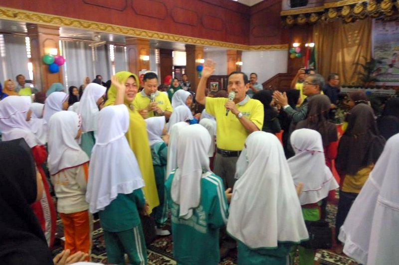 Anak anak bergembira bersama bupati Sijunjung, saat peringatan HAN di Sijunjung