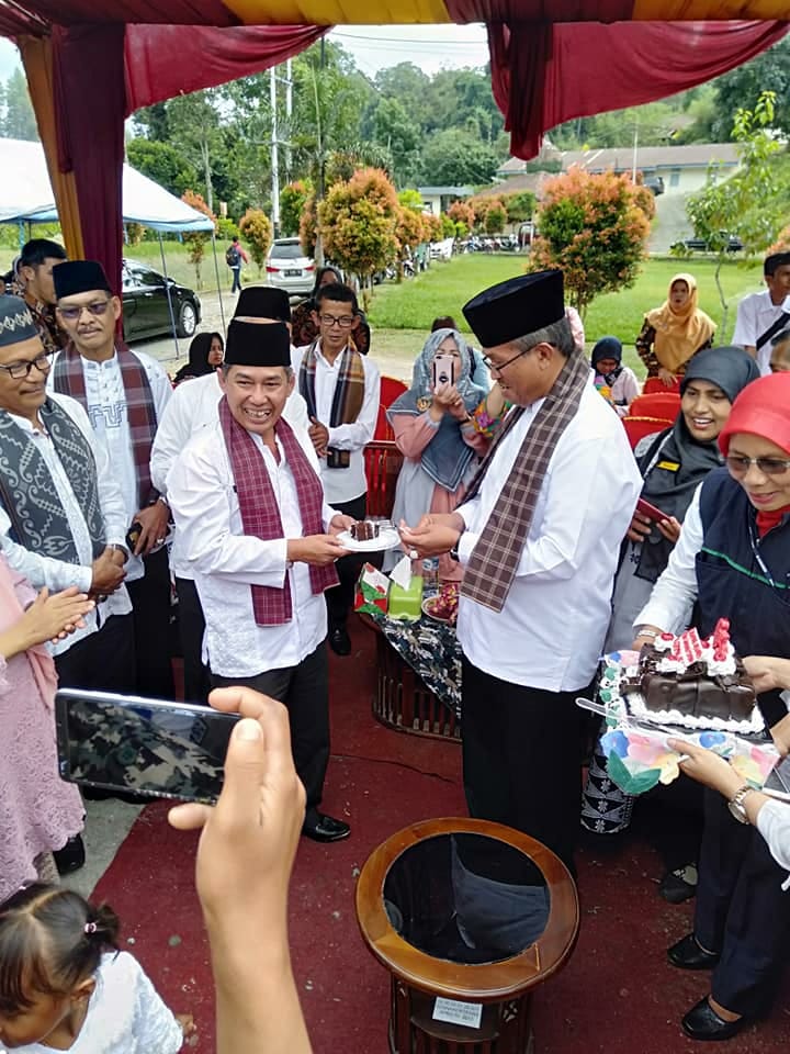 Foto penyerahan kue ultah Dari kadis Sosial kepada bupati Solok. (Foto koleksi Meldi Kusmana)