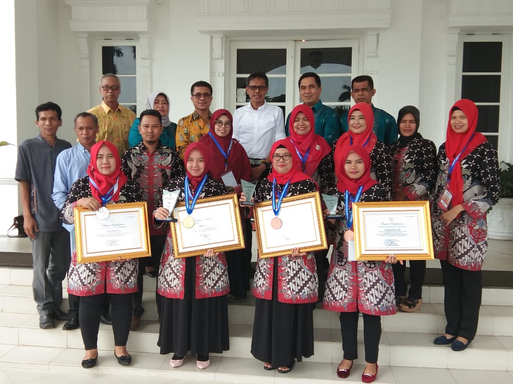 Gubernur IP, didampingi Kadisdik Sumbar Adib Alfikri bersama guru PAUD berprestasi